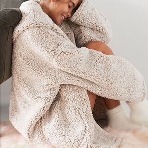 ❌ISO❌ UO Shaila oversized fuzzy jacket!